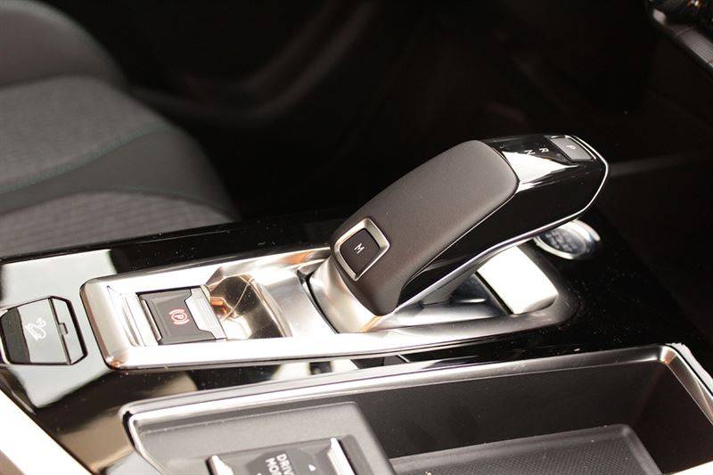 Prepínač parkovacej brzdy vedľa páky automatickej prevodovky vo vozidlách značiek Peugeot a Citroen