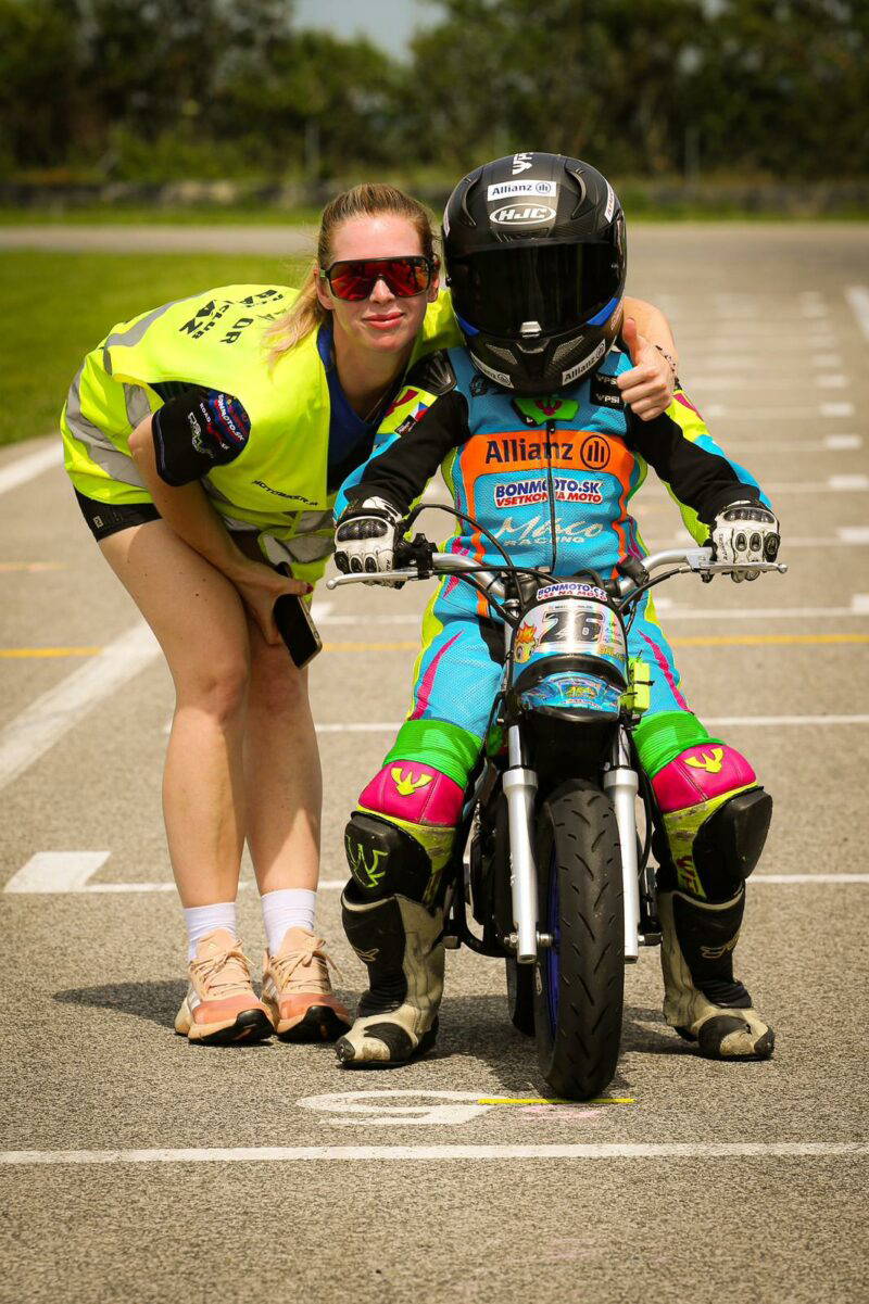 Juniorský moto pretekár Matias Baláž #26 s mamou (foto: Michal Baláž)