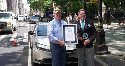 Toyota Prius piatej generácie dosiahla rekordne nízku spotrebu paliva na trase z Los Angeles do New Yorku, čím sa zapísala do Guinessovej knihy rekordov.