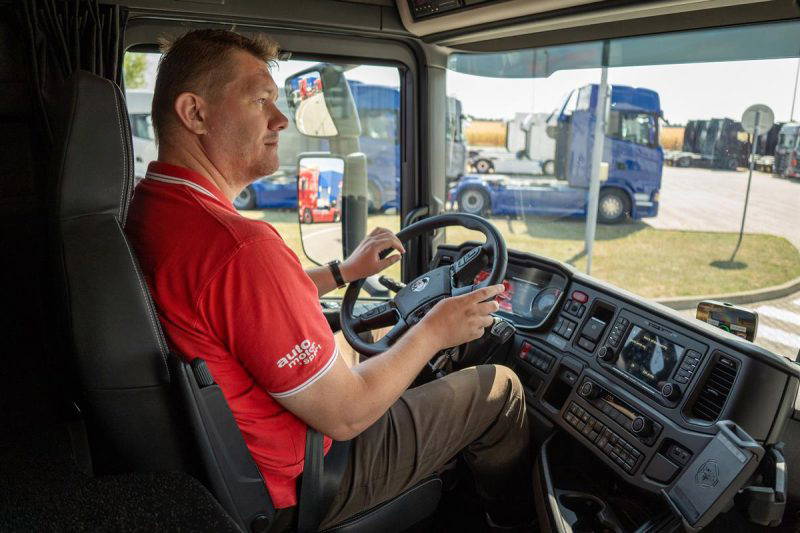 Takmer vesmírnu loď pripomína kokpit ťahača s elektrickým pohonom. Volant ide veľmi ľahko a panel s dodatočnými ovládacími prvkami smeruje na vodiča. Na rozdiel od osobných vozidiel mu ešte nedominuje dotyková plocha, ale viacero fyzických ovládačov