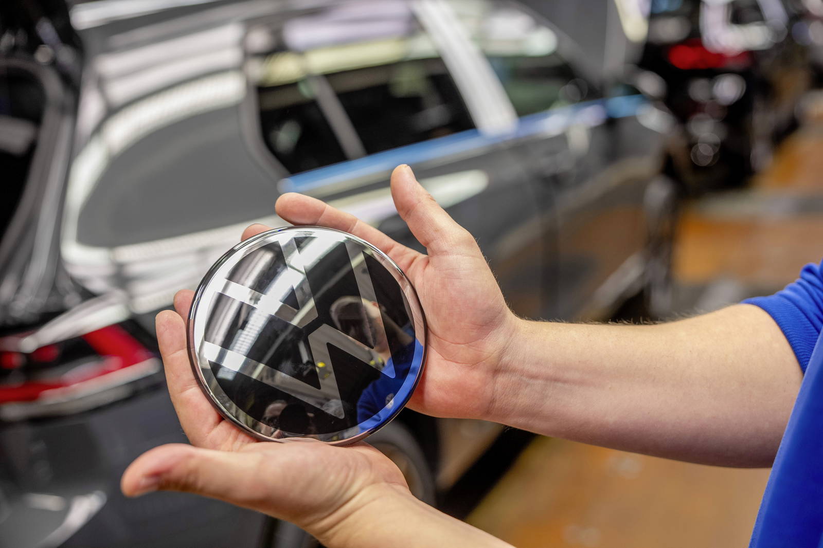 Nemecký koncern Volkswagen čelí vážnym problémom. Pre slabý záujem zákazníkov dočasne obmedzuje výrobu svojich hlavných elektrických modelov. Tento krok odhaľuje hlbšie trhliny v stratégii automobilky a naznačuje možný obrat smerom k hybridným technológiám.