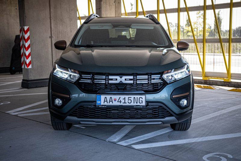 Dacia Jogger Hybrid je ideálne rodinné auto s úsporným hybridným pohonom a praktickými funkciami, možno najlepšie na trhu s touto cenovkou.