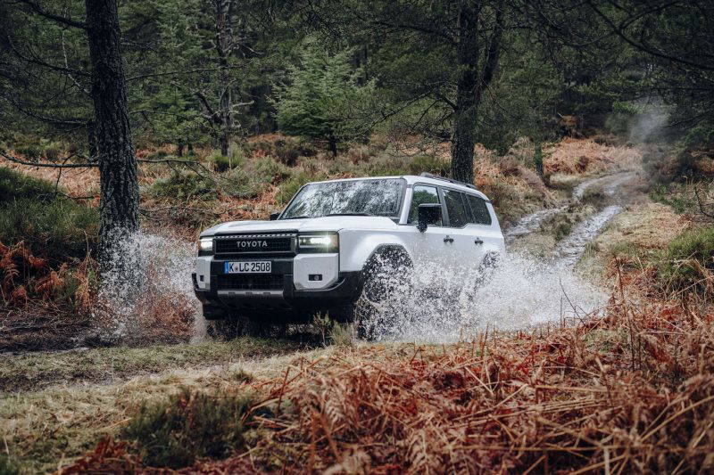 MYSLELO SA NA VŠETKO: Toyota pozná svojich zákazníkov. modely Land Cruiser podstupujú často extrémnu záťaž a nejeden exemplár nezostane v sériovej podobe. preto je auto navrhnuté tak, aby boli kľúčové komponenty ľahko opraviteľné, alebo vymeniteľné za komponenty upravené na mieru podľa potreby.