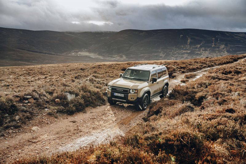 NEPORAZITEĽNÝ POHON 4X4: odolnejší a zároveň tichší kardanový hriadeľ, vylepšený stredový diferenciál a zosilnený zadný diferenciál: to všetko v mene väčšej odolnosti a zároveň ekonomickejšej prevádzky. uzávierky diferenciálov sa teraz aktivujú cez solenoid, vďaka čomu sa reakčný čas skrátil na 0,15 sekundy 