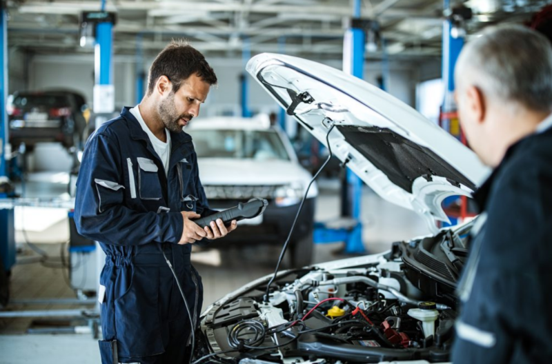 Chcete kúpiť ojazdené auto? Zistite, či je dôležitejší počet kilometrov alebo vek vozidla a na čo si dať pozor pri kúpe.