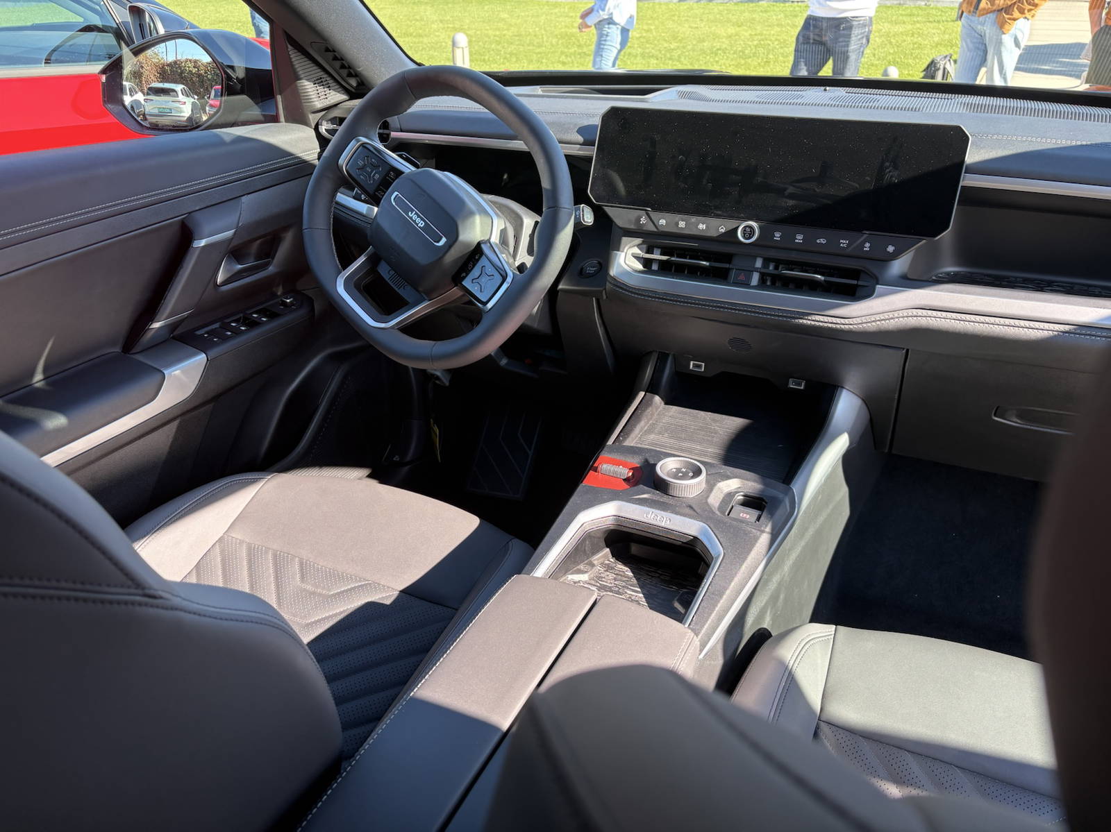 Úplne nová generácia modelu Jeep Compass prichádza na slovenský trh. Po prvýkrát stojí na modernej platforme STLA, ktorá prináša nielen výrazne väčšie rozmery, ale aj plne elektrický pohon s dojazdom až 650 km a výkonnú štvorkolku. Značka Jeep nezabudla ani na hybridné verzie a pridala interiér nabitý najmodernejšími technológiami. Oficiálne ceny síce zatiaľ stále nepoznáme, no zástupcovia automobilky nám naznačili, kde by sa mohli pohybovať.