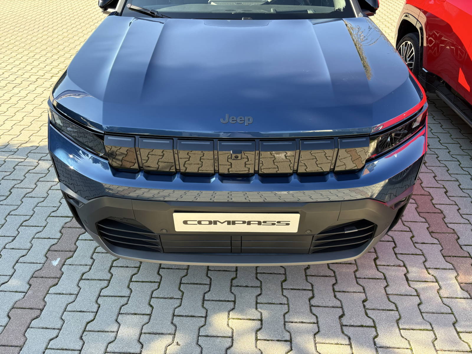 Úplne nová generácia modelu Jeep Compass prichádza na slovenský trh. Po prvýkrát stojí na modernej platforme STLA, ktorá prináša nielen výrazne väčšie rozmery, ale aj plne elektrický pohon s dojazdom až 650 km a výkonnú štvorkolku. Značka Jeep nezabudla ani na hybridné verzie a pridala interiér nabitý najmodernejšími technológiami. Oficiálne ceny síce zatiaľ stále nepoznáme, no zástupcovia automobilky nám naznačili, kde by sa mohli pohybovať.