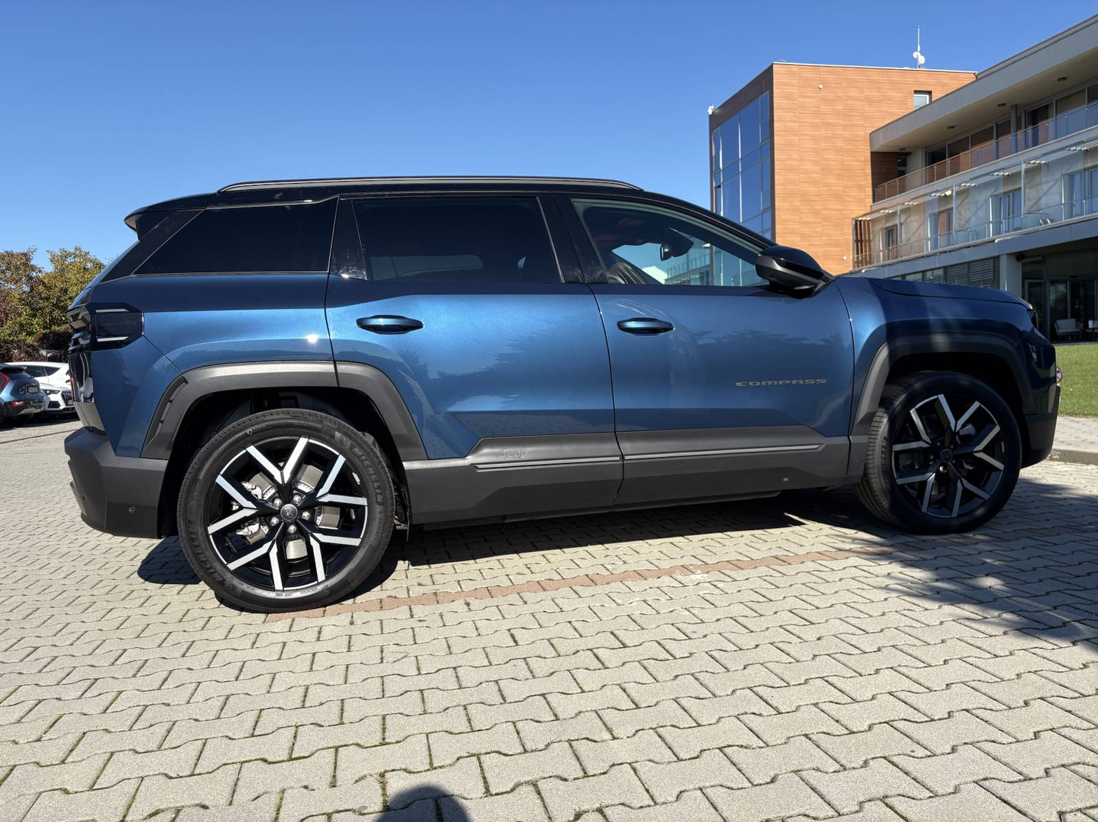 Úplne nová generácia modelu Jeep Compass prichádza na slovenský trh. Po prvýkrát stojí na modernej platforme STLA, ktorá prináša nielen výrazne väčšie rozmery, ale aj plne elektrický pohon s dojazdom až 650 km a výkonnú štvorkolku. Značka Jeep nezabudla ani na hybridné verzie a pridala interiér nabitý najmodernejšími technológiami. Oficiálne ceny síce zatiaľ stále nepoznáme, no zástupcovia automobilky nám naznačili, kde by sa mohli pohybovať.