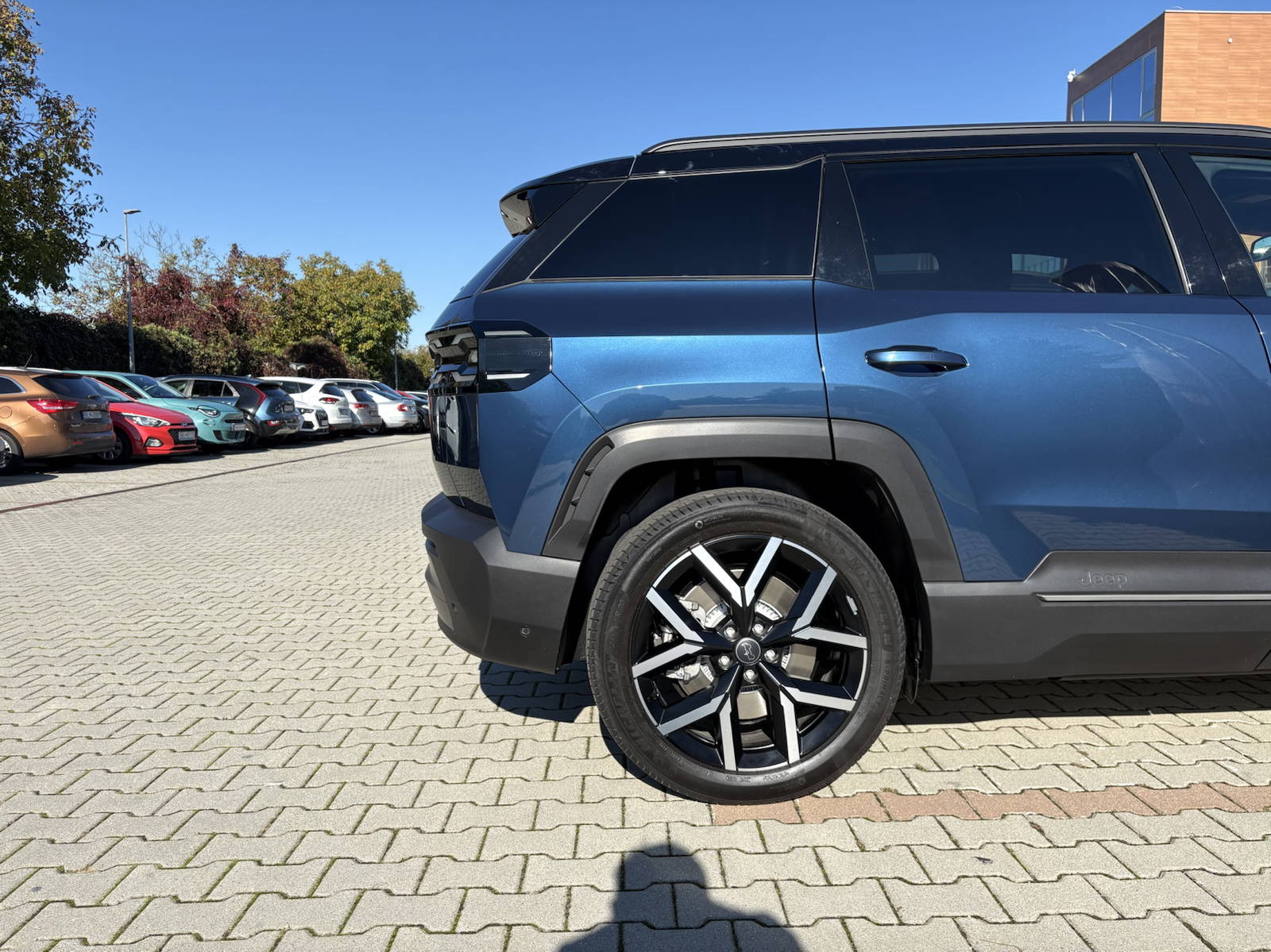 Úplne nová generácia modelu Jeep Compass prichádza na slovenský trh. Po prvýkrát stojí na modernej platforme STLA, ktorá prináša nielen výrazne väčšie rozmery, ale aj plne elektrický pohon s dojazdom až 650 km a výkonnú štvorkolku. Značka Jeep nezabudla ani na hybridné verzie a pridala interiér nabitý najmodernejšími technológiami. Oficiálne ceny síce zatiaľ stále nepoznáme, no zástupcovia automobilky nám naznačili, kde by sa mohli pohybovať.