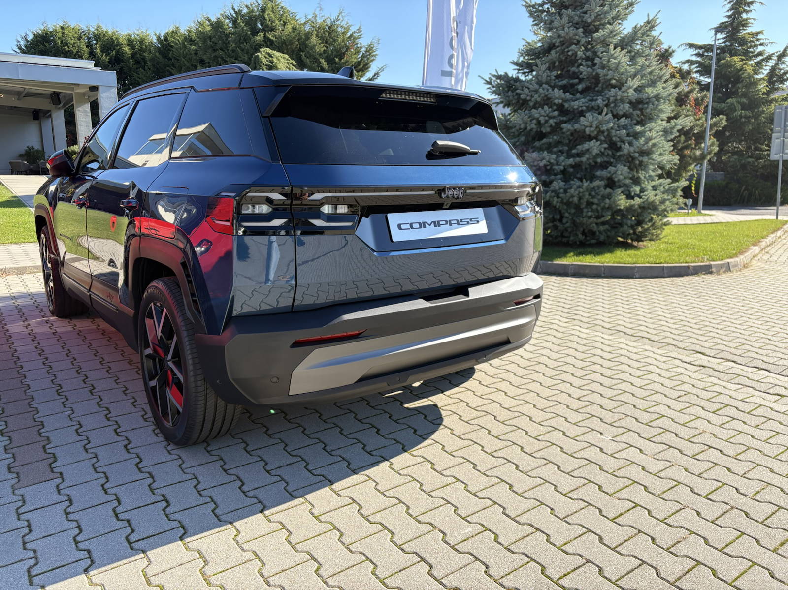 Úplne nová generácia modelu Jeep Compass prichádza na slovenský trh. Po prvýkrát stojí na modernej platforme STLA, ktorá prináša nielen výrazne väčšie rozmery, ale aj plne elektrický pohon s dojazdom až 650 km a výkonnú štvorkolku. Značka Jeep nezabudla ani na hybridné verzie a pridala interiér nabitý najmodernejšími technológiami. Oficiálne ceny síce zatiaľ stále nepoznáme, no zástupcovia automobilky nám naznačili, kde by sa mohli pohybovať.