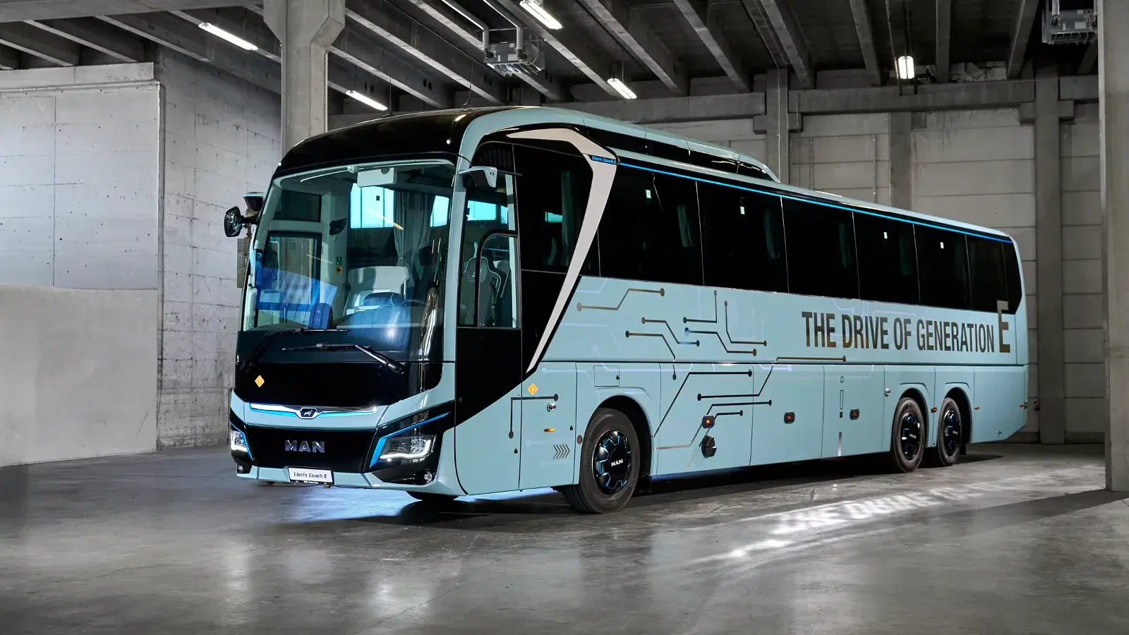 Obidva autokary švédskeho a nemeckého výrobu mali svoju premiéru na výstave Busworld Europe 2025, ktorá sa uskutočnila 4. - 9. októbra v Brusseli. Pre úplnosť treba dodať, že sú to hotové sériové modely, žiadny koncept.