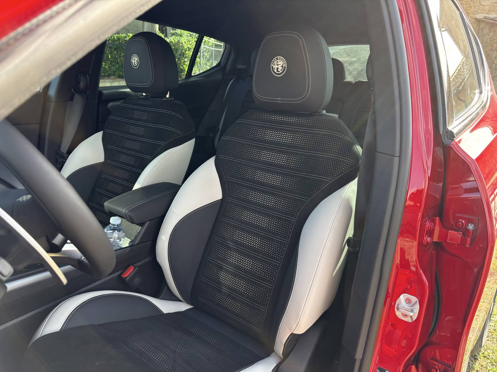 Tonale je Alfou, ktorá si poradí s kľukatými cestami Toskánska s gráciou talianskej baleríny. Facelift prináša len detaily, ktoré však posúvajú toto športovo elegantné SUV na úplne novú úroveň. Presvedčí vás presným riadením, výkonným plug-in hybridom a atmosférou na palube, vďaka ktorej vás bude baviť každá jazda.