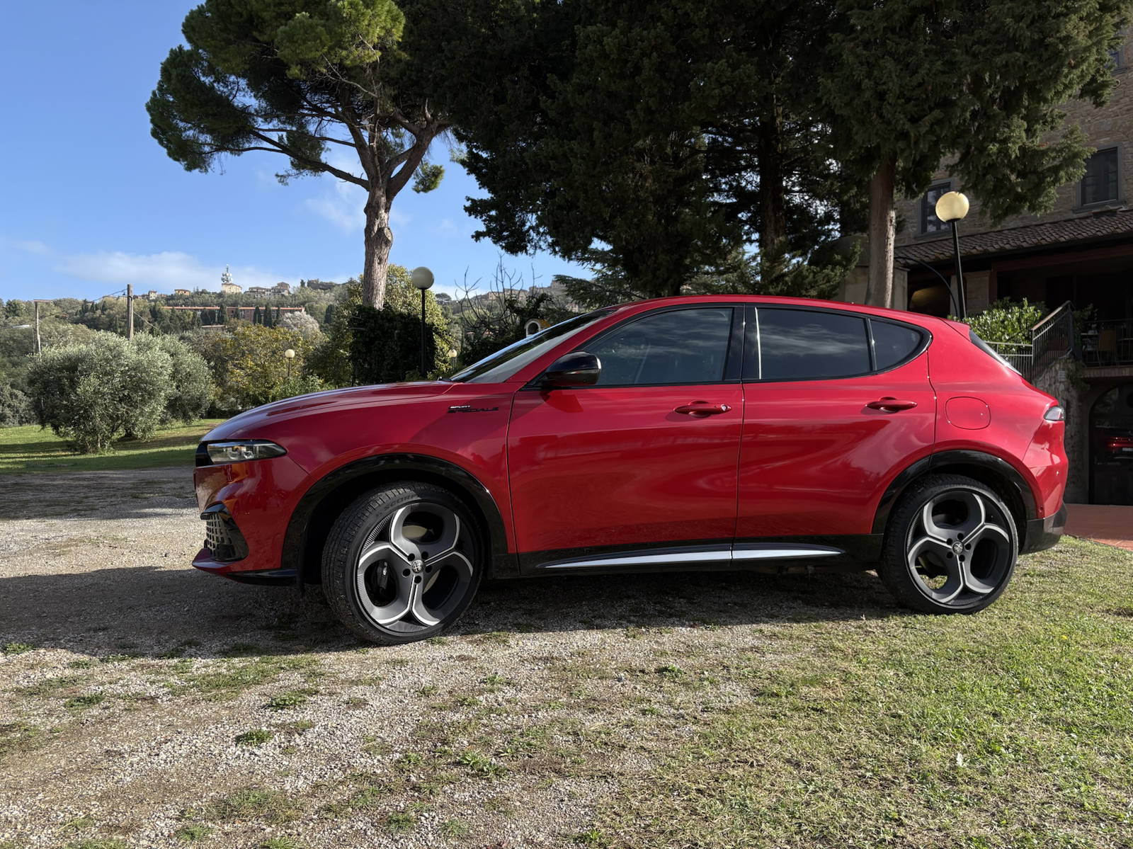 Tonale je Alfou, ktorá si poradí s kľukatými cestami Toskánska s gráciou talianskej baleríny. Facelift prináša len detaily, ktoré však posúvajú toto športovo elegantné SUV na úplne novú úroveň. Presvedčí vás presným riadením, výkonným plug-in hybridom a atmosférou na palube, vďaka ktorej vás bude baviť každá jazda.