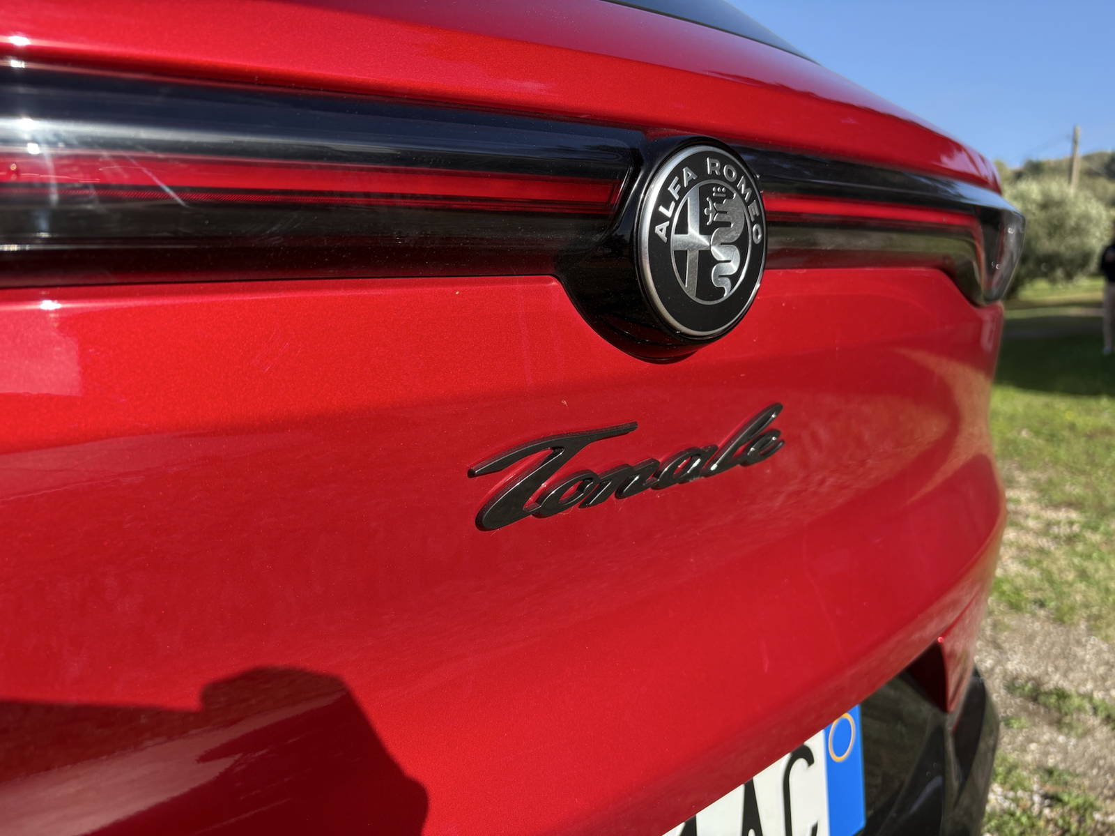 Tonale je Alfou, ktorá si poradí s kľukatými cestami Toskánska s gráciou talianskej baleríny. Facelift prináša len detaily, ktoré však posúvajú toto športovo elegantné SUV na úplne novú úroveň. Presvedčí vás presným riadením, výkonným plug-in hybridom a atmosférou na palube, vďaka ktorej vás bude baviť každá jazda.