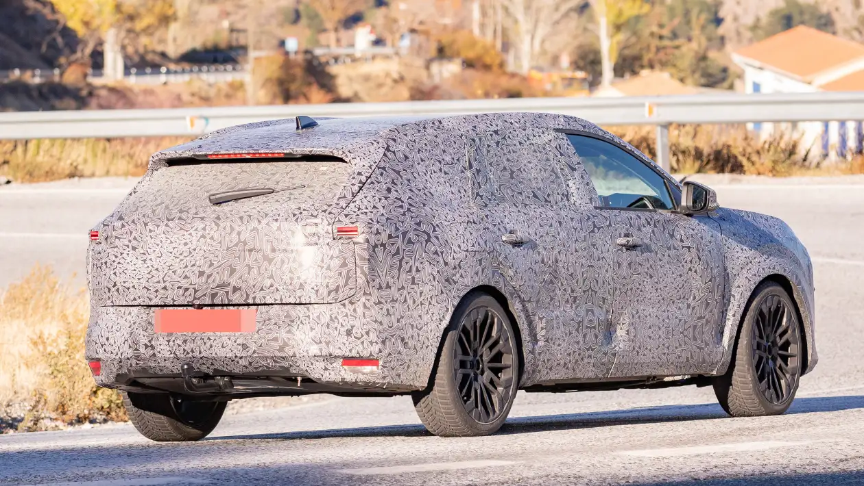 Práve týmto modelom sa chystá Dacia vstúpiť do (pre automobilku nového) segmentu C. Pre Škodu Octavia to bude silný konkurent.