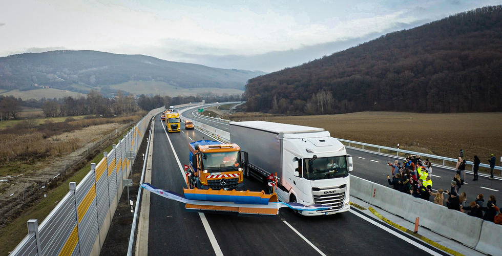 Kilometrová daň sa stáva tvrdou realitou. S rozmachom EV prichádzajú štáty o miliardy z daní z palív a hľadajú spôsob, ako financovať drahú cestnú infraštruktúru.