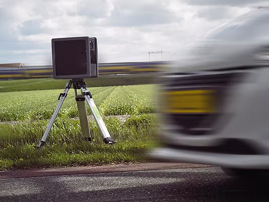 Rýchlostný radar vidí na 100 metrov. Aká je minimálna vzdialenosť pre zachytenie priestupku a má zmysel na poslednú chvíľu brzdiť?